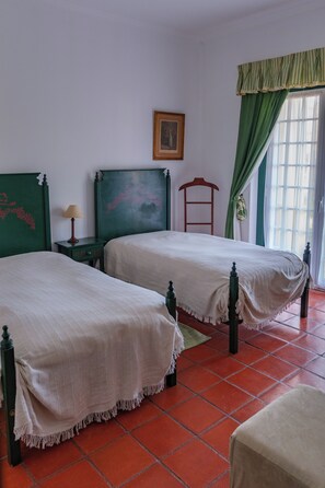 5 chambres, fer et planche à repasser, Wi-Fi, draps fournis