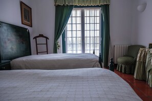 5 bedrooms, iron/ironing board, WiFi, bed sheets - Enoturismo de Excelência: 30 m Lisboa: Scalab Wine Estate - Quinta da Centieira (Santarém)