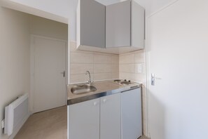 Kühlschrank, Mikrowelle, Wasserkocher mit Kaffee-/Teezubehör