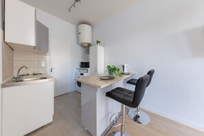 Fridge, microwave, coffee/tea maker, electric kettle - L'Escale Clermontoise - studio 26m² (Clermont-Ferrand)