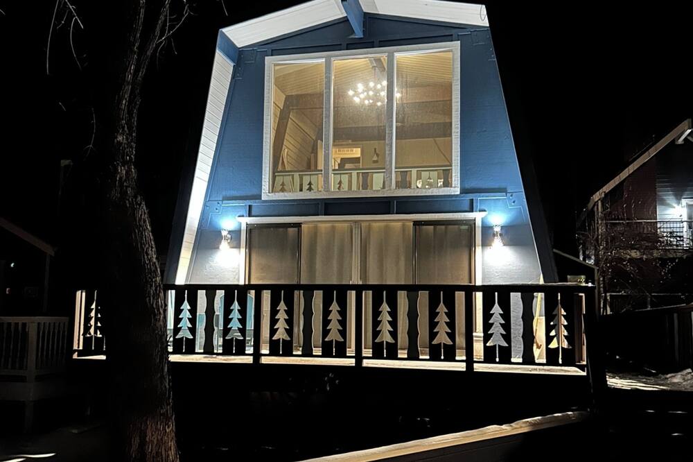 Starlite Lodge - Cozy Mid-Century Hideaway - Walk to Lake!