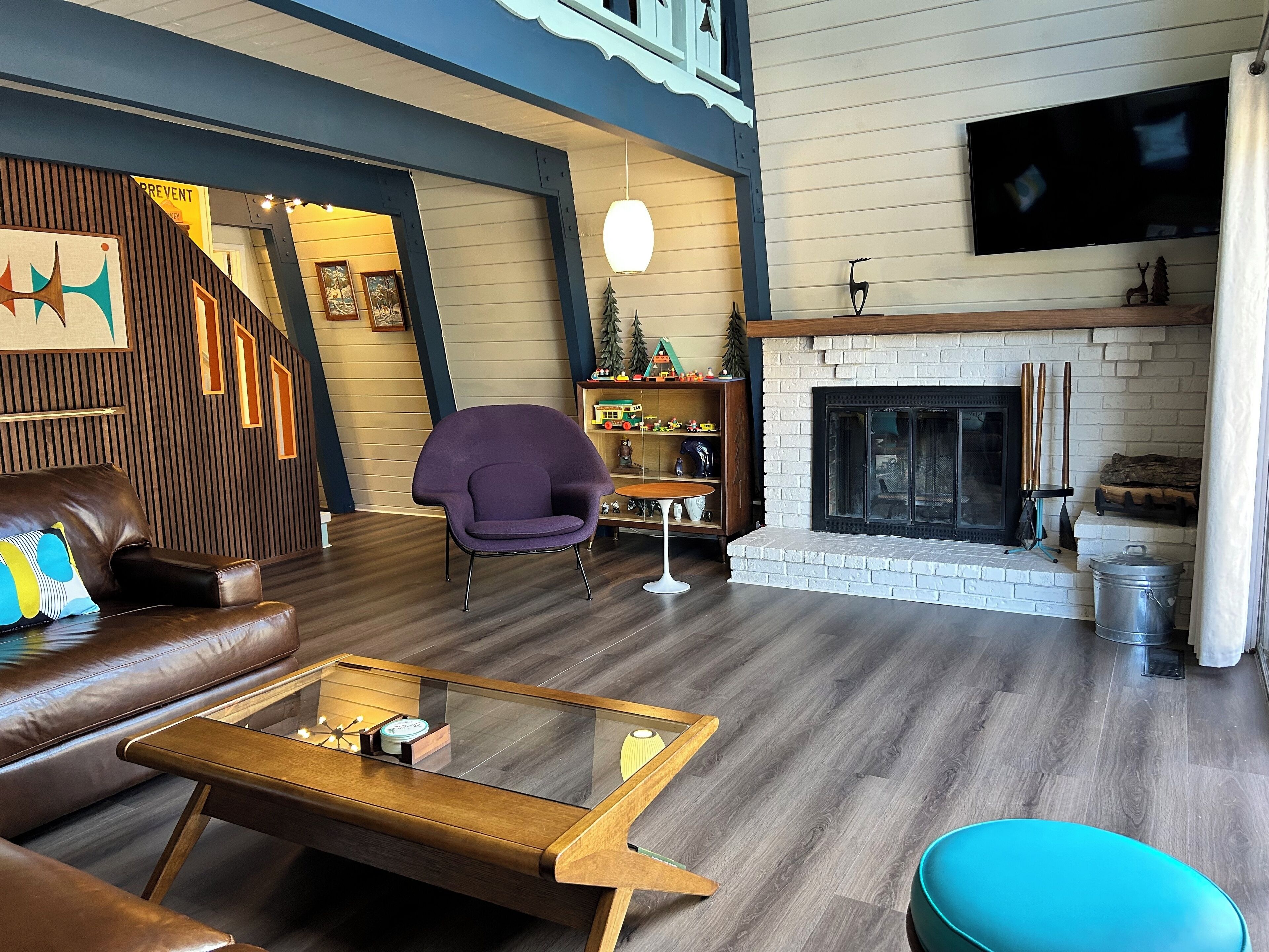 Un salon moderne avec une cheminée, un canapé en cuir et une table basse.