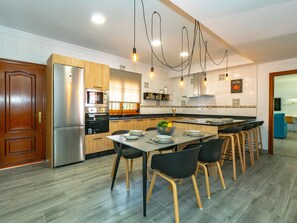 Fridge, microwave, oven, dishwasher - Cubo's Casa Rural VistaMontaña / private pool / air conditioning / free wifi (Coín)