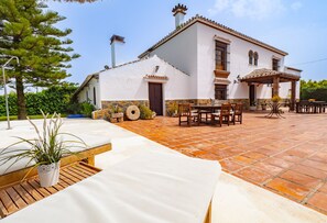 Outdoor dining - Cubo's Casa Rural VistaMontaña / private pool / air conditioning / free wifi (Coín)