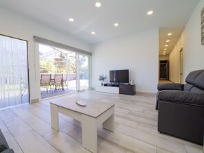 Televisión y chimenea 