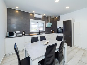 Kjøleskap, mikrobølgeovn, ovn og kaffetrakter/tekoker