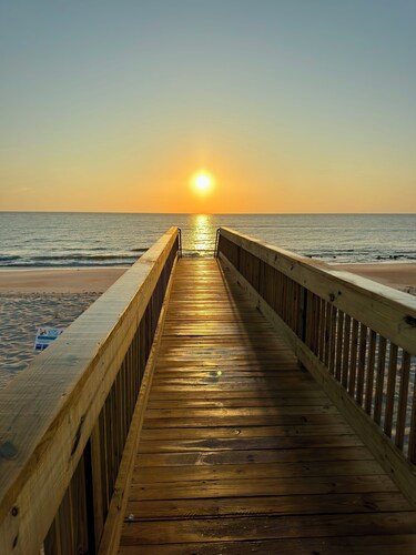🌴 Family Beach Retreat, Movie Theater, Game Room, Hot Tub, Near Ocean