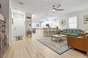 Smart TV, fireplace - 🌴 Family Beach Retreat, Movie Theater, Game Room, Hot Tub, Near Ocean (Palm Coast)