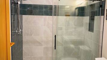 Handtücher, Seife, Shampoo, Toilettenpapier