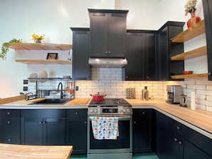 Fridge, oven, stovetop, coffee/tea maker