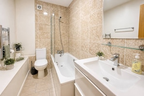 A modern bathroom with a toilet, bathtub, and two sinks. - 3bdr House + Parking | paddington & little venice (Greater London)