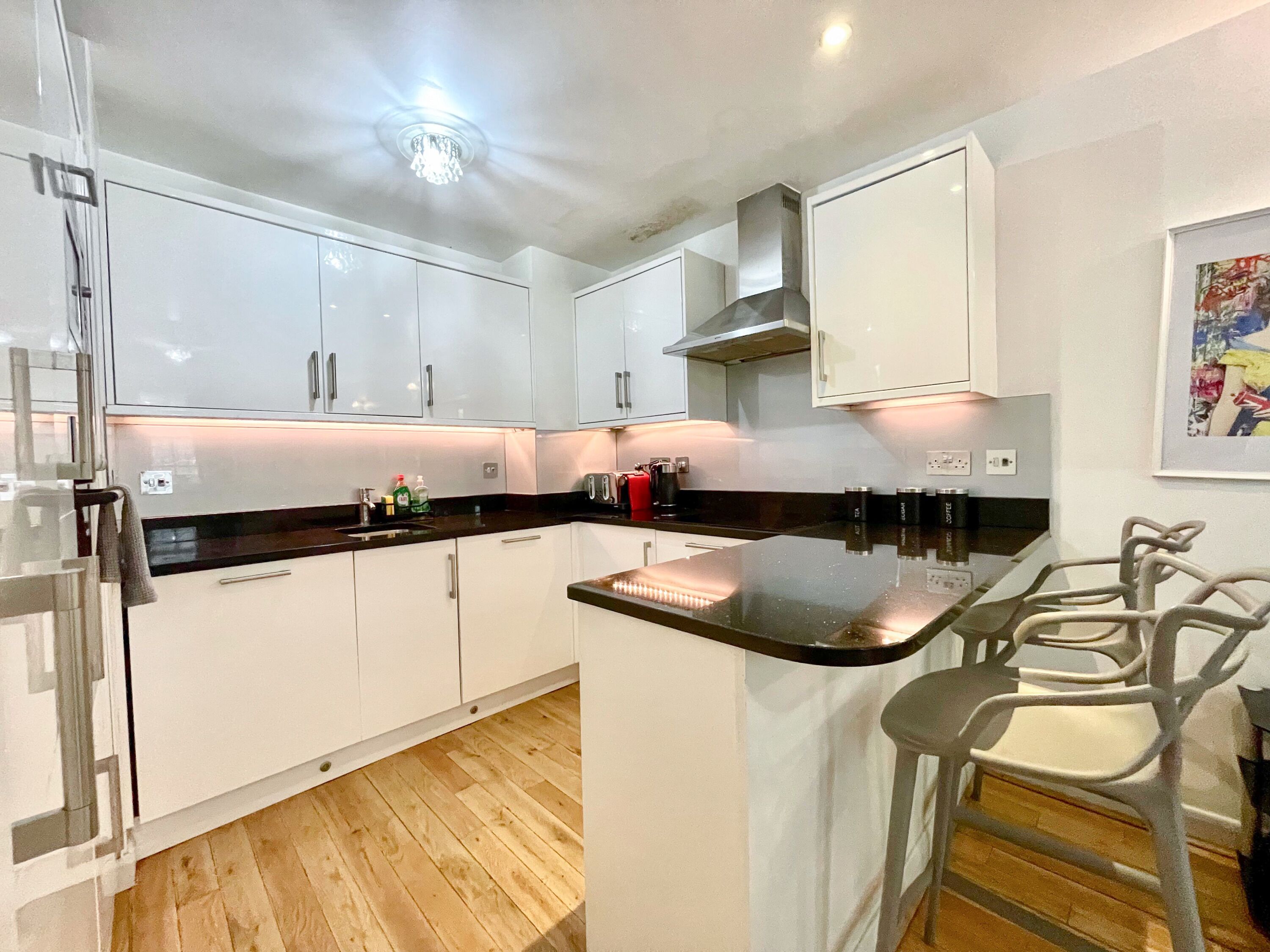 冷蔵庫、電子レンジ、オーブン、コンロ