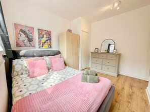 3 bedrooms, iron/ironing board, free WiFi, bed sheets