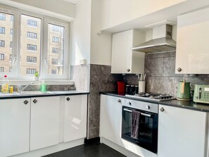 Kjøleskap, mikrobølgeovn, ovn og kokeplater