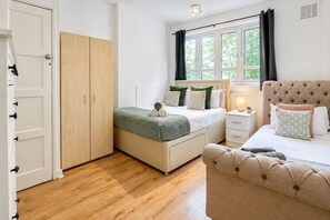Ein Schlafzimmer mit einem Bett, einem Nachttisch und einem Kleiderschrank.