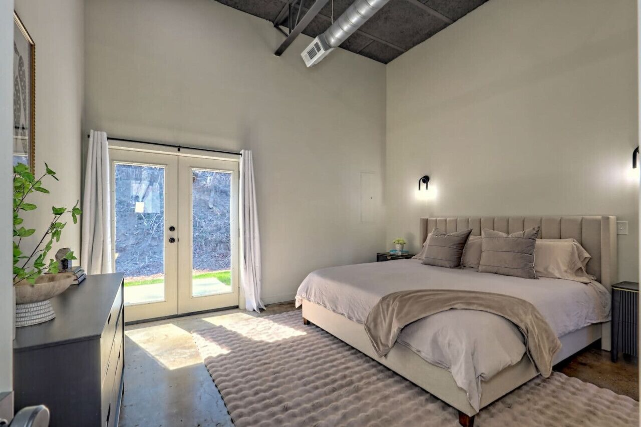 Downtown Clayton Charm Unit 2
