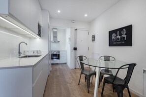 Kühlschrank, Mikrowelle, Ofen, Wasserkocher mit Kaffee-/Teezubehör