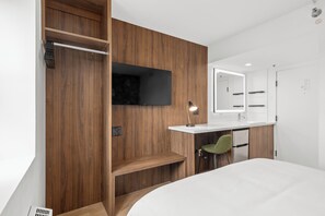 Desk, laptop workspace, free WiFi, bed sheets - Uptown Inn by Vantaggio - Limited Service Apart-Hotel (San Diego)