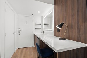 Escritorio, espacio para trabajar con laptop y wifi gratis 