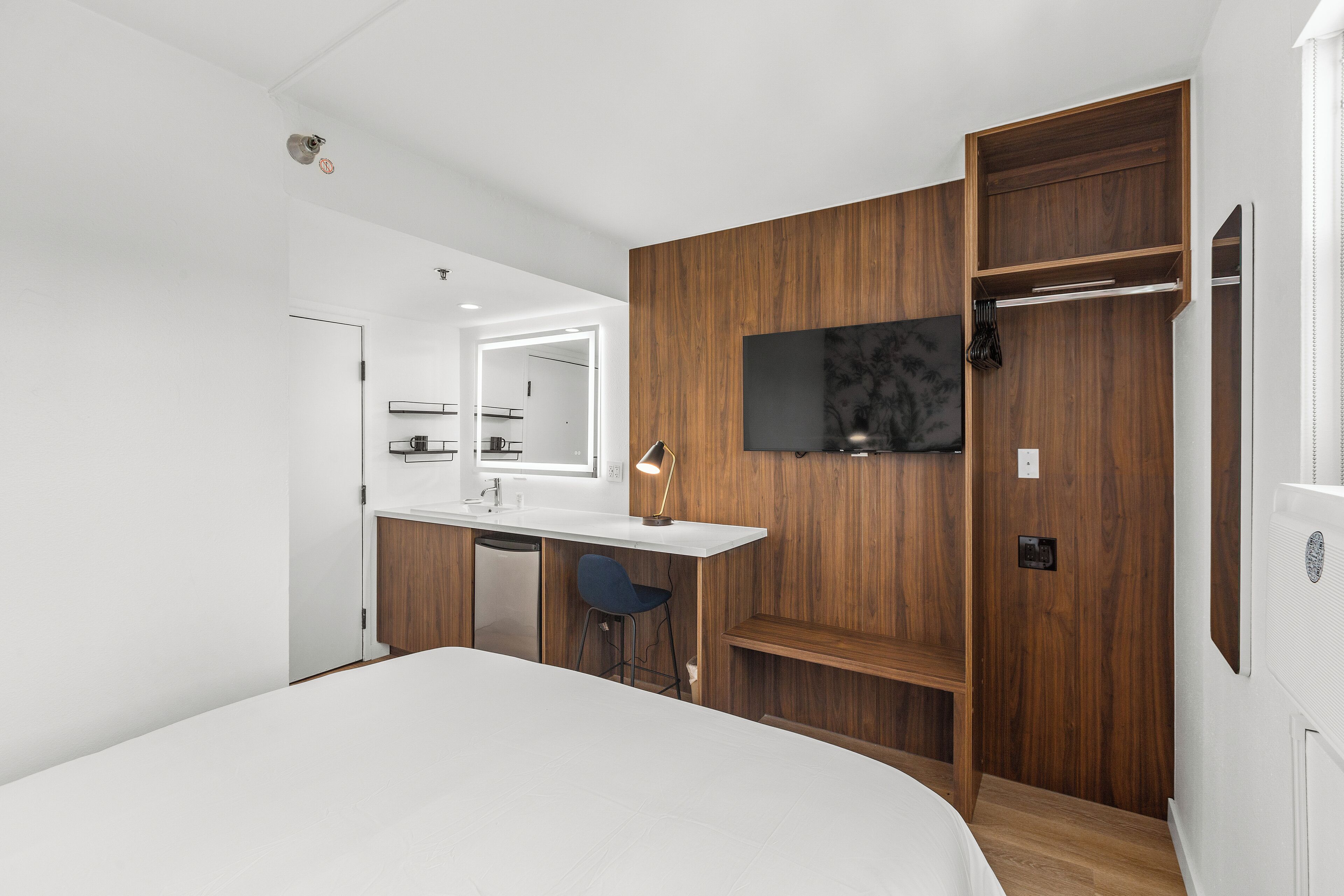 Een bureau, een laptopwerkplek, gratis wifi, beddengoed