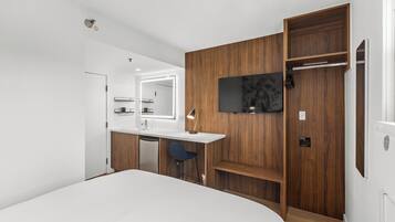 Skrivebord, arbejdsområde til bærbare computere, gratis Wi-Fi, sengetøj