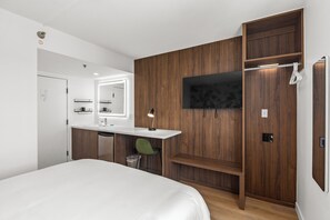 Desk, laptop workspace, free WiFi, bed sheets - Uptown Inn by Vantaggio - Limited Service Apart-Hotel (San Diego)