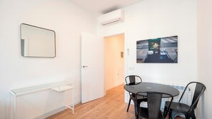 Dining - BeBarceloner Pelayo Apartments - 2 bedrooms (Barcelona)