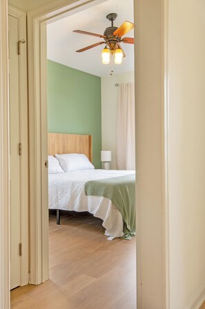 2 bedrooms, iron/ironing board, travel crib, free WiFi - Charming Lewes/Rehoboth Retreat﻿, Pet Friendly! (Lewes)
