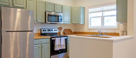 Frigorífico, microondas, horno y placa de cocina