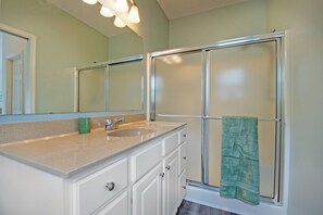 Shower, hair dryer, towels, soap - Charming Lewes/Rehoboth Retreat﻿, Pet Friendly! (Lewes)
