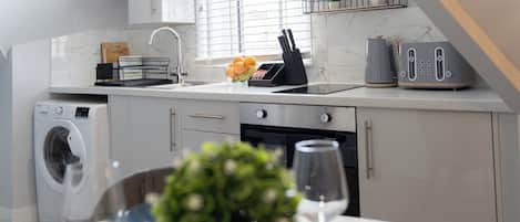 Réfrigérateur, four à micro-ondes, un four, grille-pain