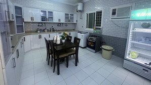 Family Apartment | Private kitchen | Mini-fridge, stovetop, electric kettle, cookware/dishes/utensils - alaqeeq apartments  (Madinah)