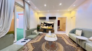 Flat-screen TV - alaqeeq apartments  (Madinah)