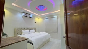 Luxury Suite | Blackout drapes, soundproofing, WiFi (free), individually decorated - alaqeeq apartments  (Madinah)