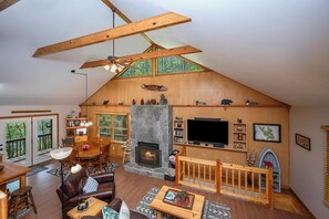 Smart TV, fireplace - Schitz Creek in Lake Lure (Lake Lure)