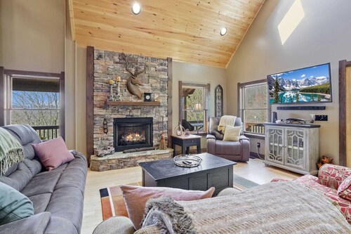 Two-Level Cabin Near Great Attractions