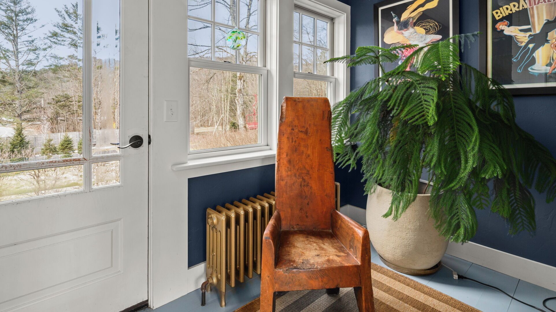 Winter Seasonal Available 2025 Farmhouse close to Trapps & 15 Mins to Resort