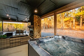 Outdoor dining - Slate Solitude-2 BR+Bunk-Timber Creek (Broken Bow)