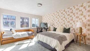 3 slaapkamers, een bureau, een strijkplank/strijkijzer, reisbedje
