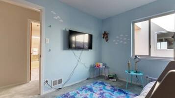 3 Schlafzimmer, Schreibtisch, Bügeleisen/Bügelbrett, Reisekinderbett