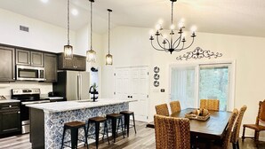 Dining - 2 Primary EnSuites, HOT Tub, Firepit, Hammock, Min to St Augustine, DOG-Friendly (St. Augustine)