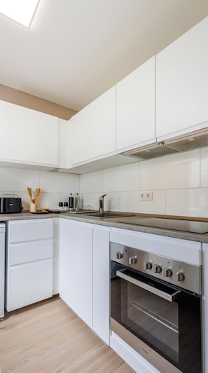 Fridge, oven, stovetop, coffee/tea maker