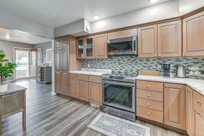Frigorífico, microondas, placa de cocina y cafetera o tetera
