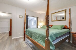 3 bedrooms, iron/ironing board, WiFi, bed sheets