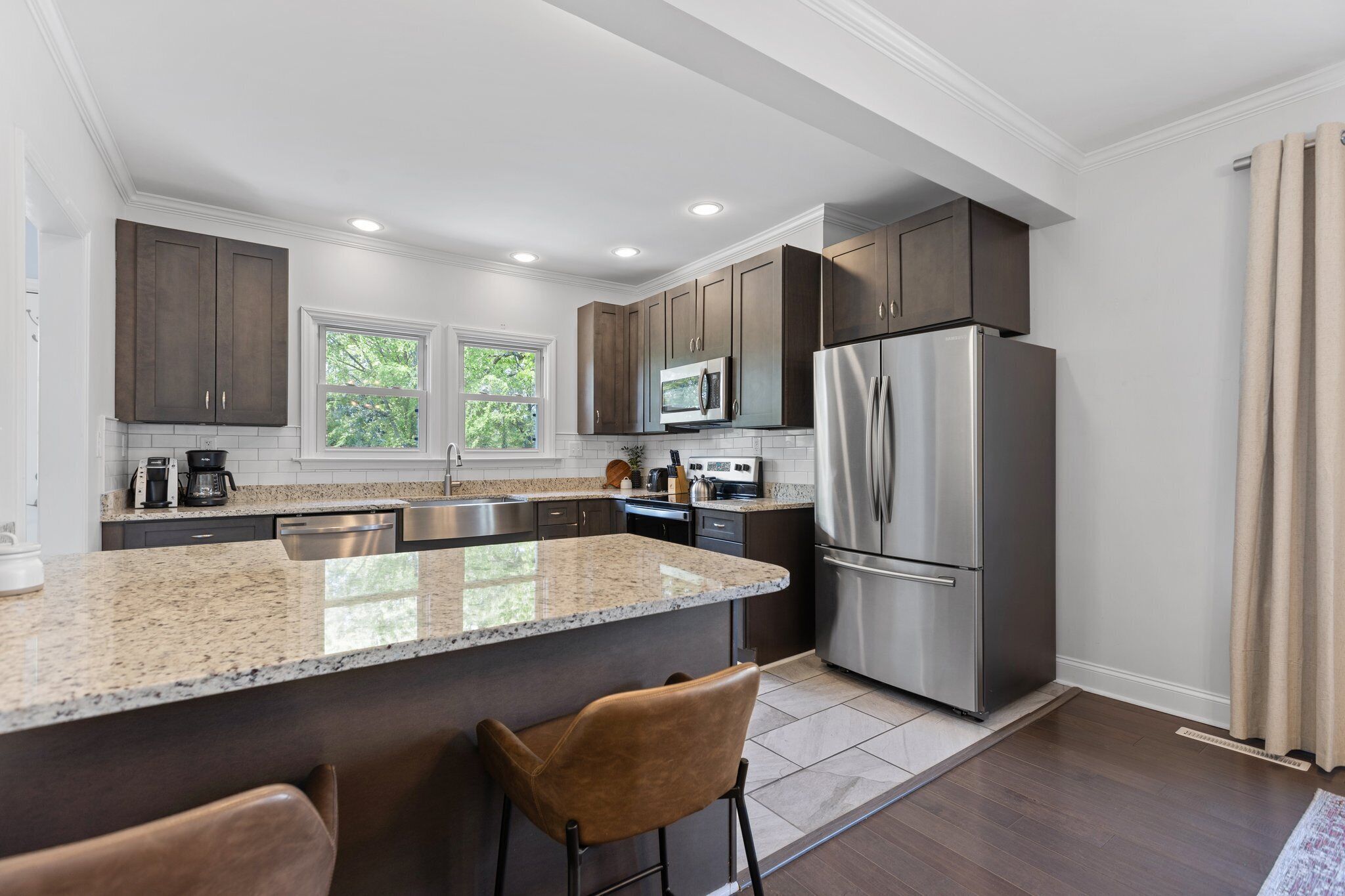 Kjøleskap, mikrobølgeovn, ovn og kokeplater