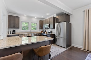 Fridge, microwave, oven, stovetop - Adorable Bungalow, Minutes from Downtown Durham (Durham)