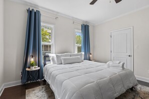 2 bedrooms, desk, iron/ironing board, free WiFi - Adorable Bungalow, Minutes from Downtown Durham (Durham)