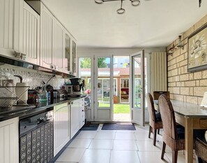 Een koelkast, een magnetron, een oven, een kookplaat