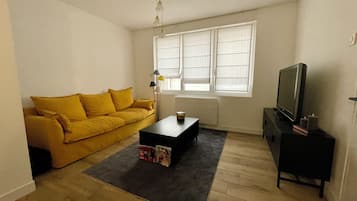 Fernseher, Bücher, Stereoanlage