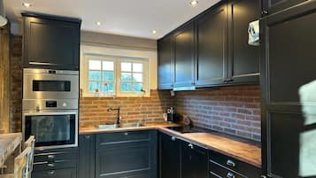 Een koelkast, een microgolfoven, een oven, een kookplaat